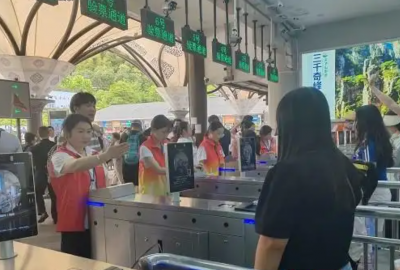 2025年火爆“五一”假期，張家界口岸出入境旅客超9100人次